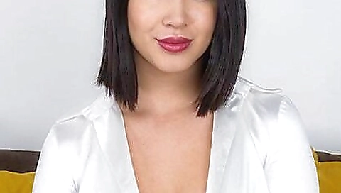 Virtual face sitting solo video with a lovely woman